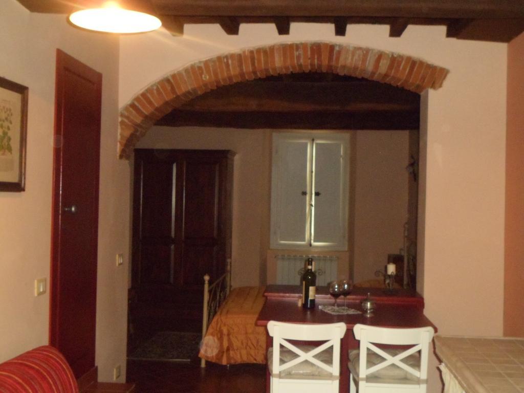La Fiera Vecchia Apartments Meleto Стая снимка